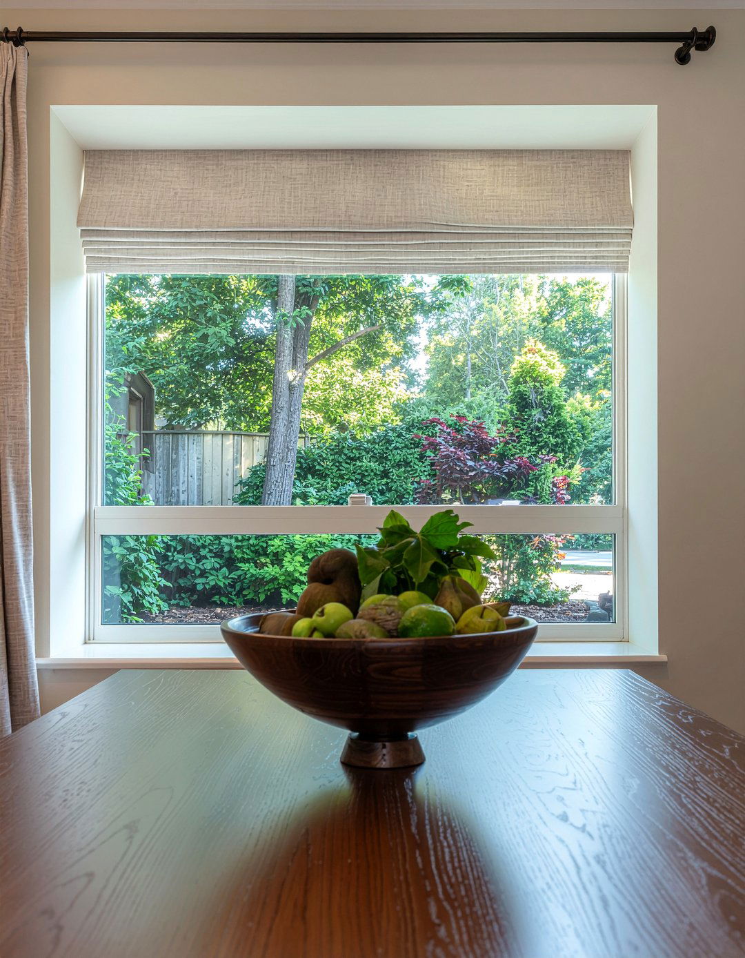 Wood grain window pelmet - 30 dining room cornice ideas