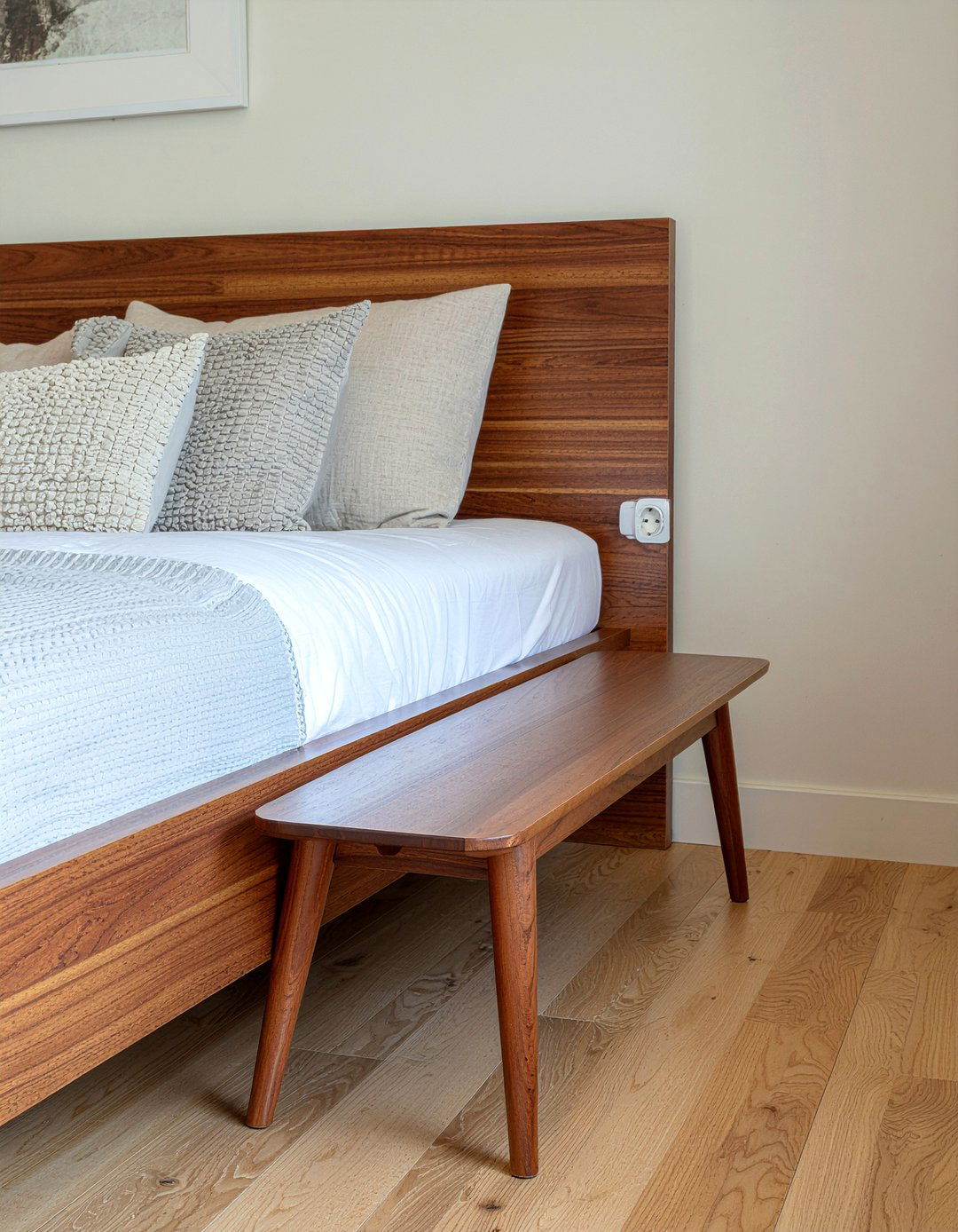 Wooden Bench - 30 weekend bedroom ideas