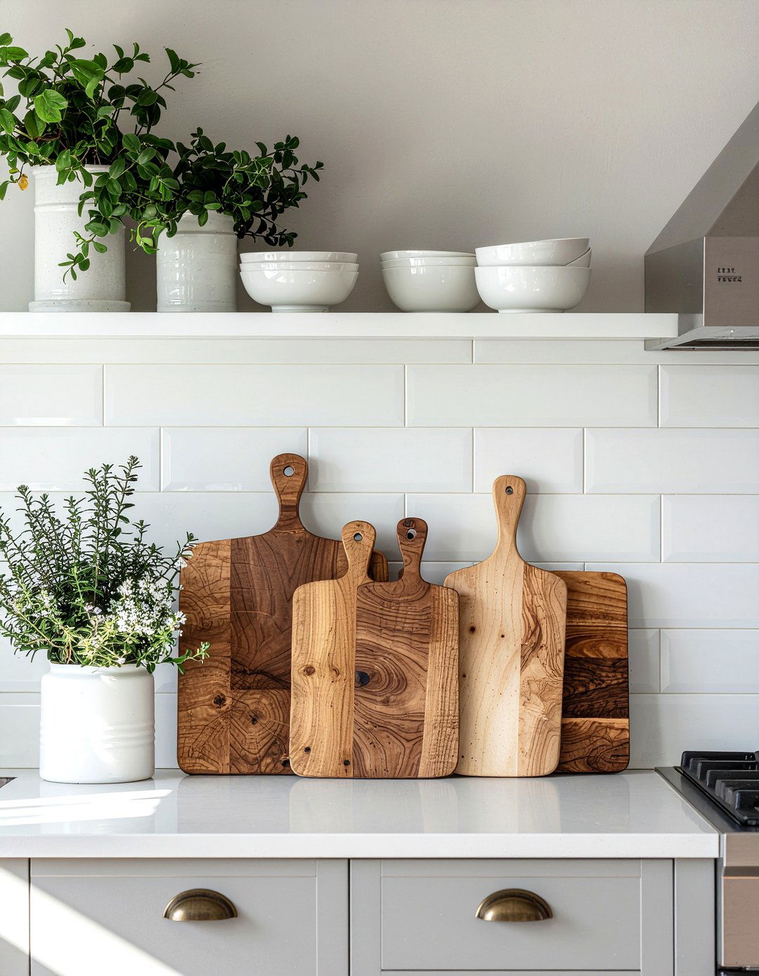 Wooden cutting boards display - 30 kitchen decor ideas