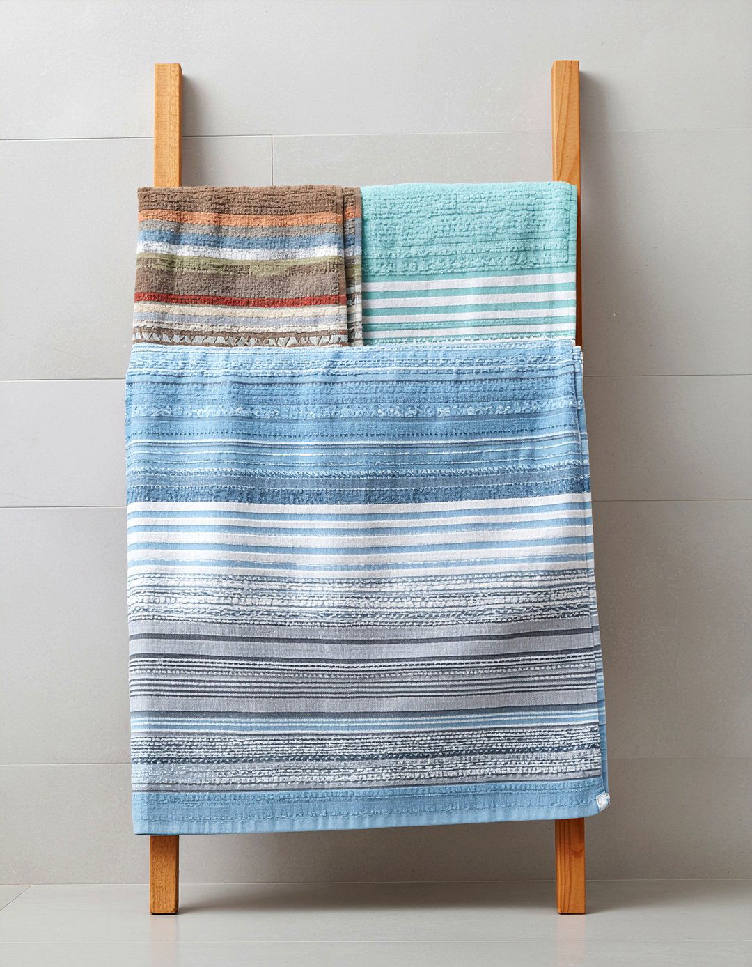Wooden ladder towel rack - 30 bathroom layering ideas