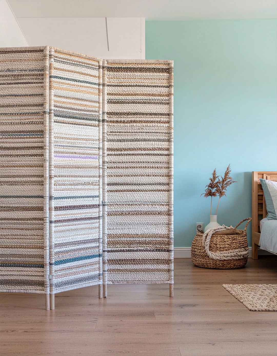 Woven Seagrass Screen - 30 bedroom screen ideas
