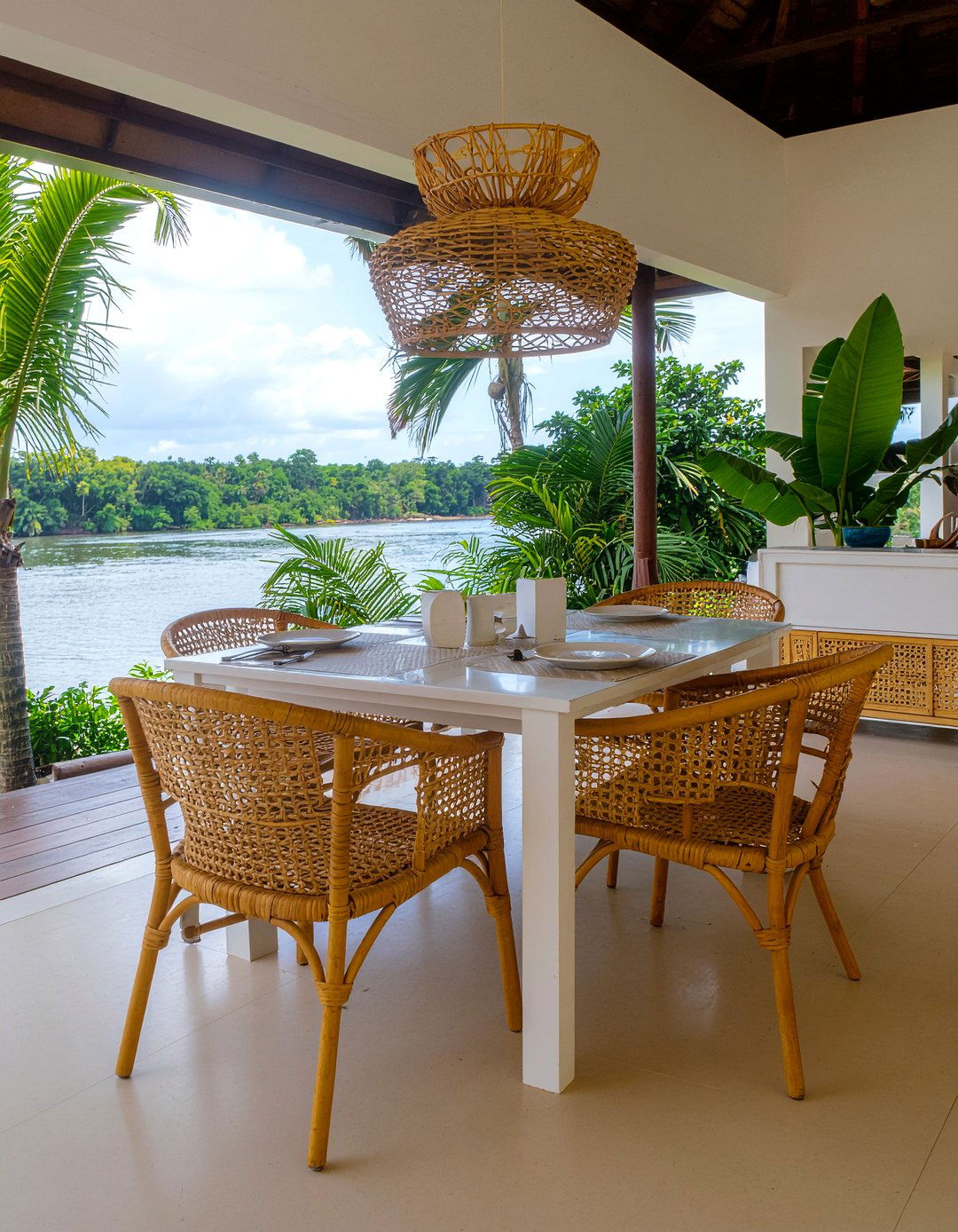 Woven rattan furniture - 30 riverside dining room ideas