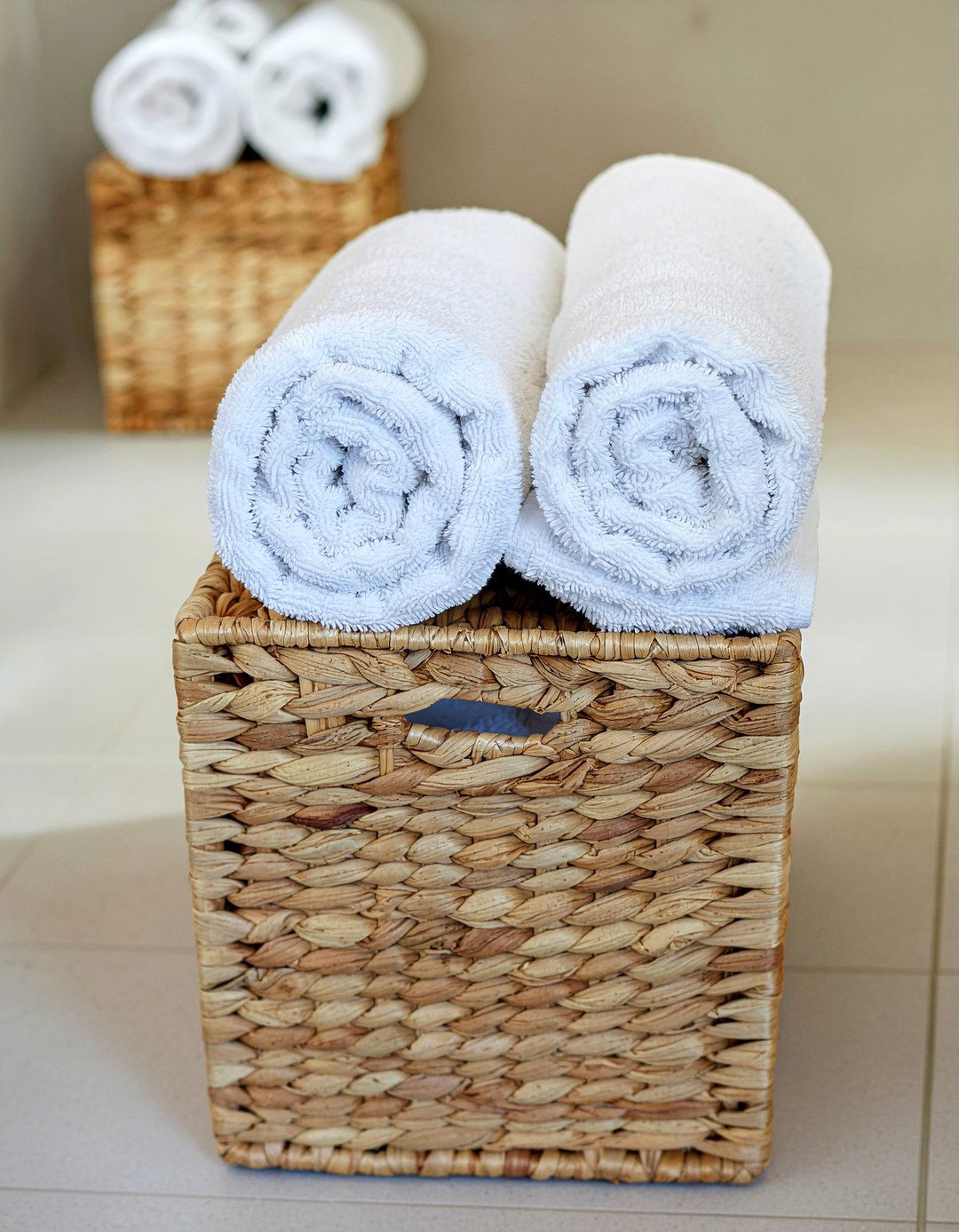 Woven towel baskets - 30 bathroom creative storage ideas