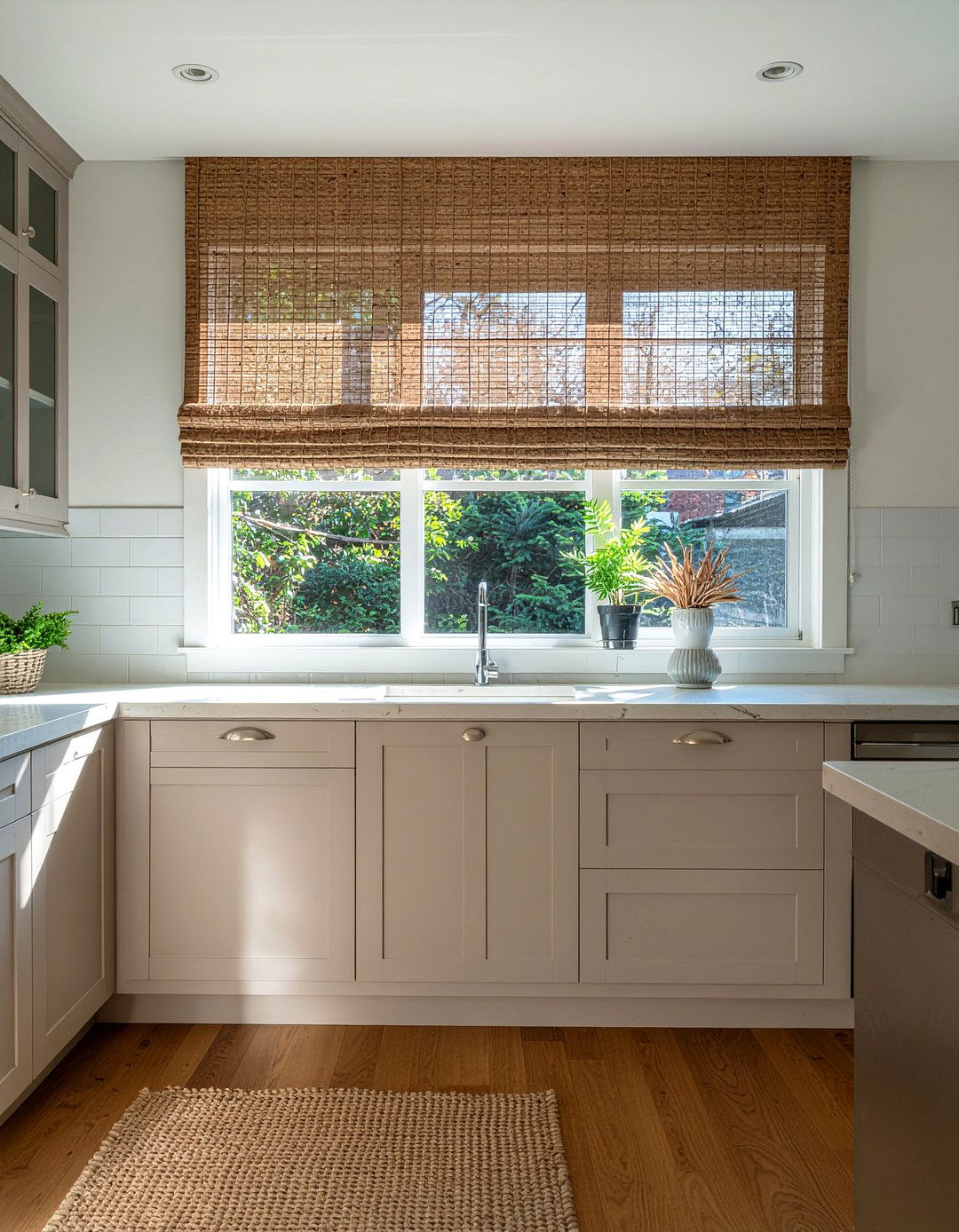 Woven wood shades for kitchen - 30 kitchen window decor ideas