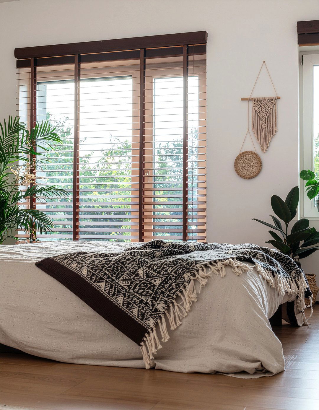 Woven wood shades - 30 bedroom window ideas
