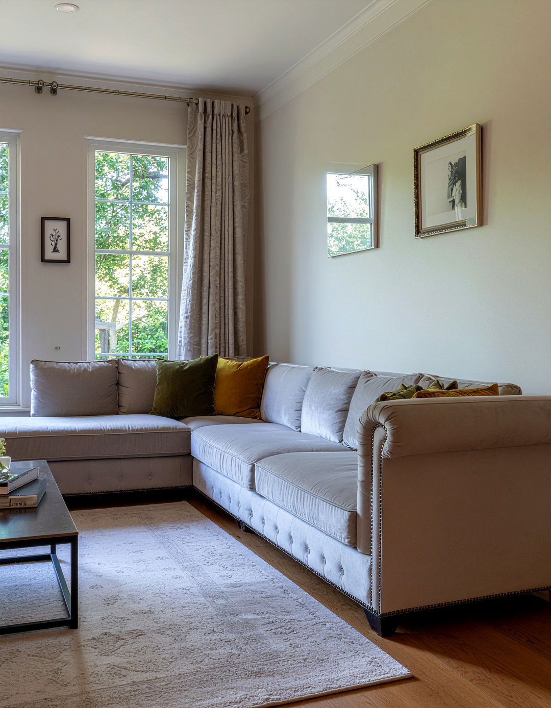 Wrap Around Seating - 30 living room banquette ideas