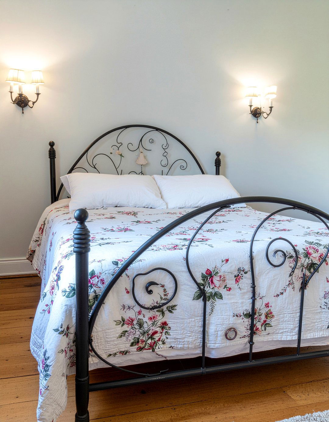Wrought Iron Bed - 30 Victorian bedroom ideas
