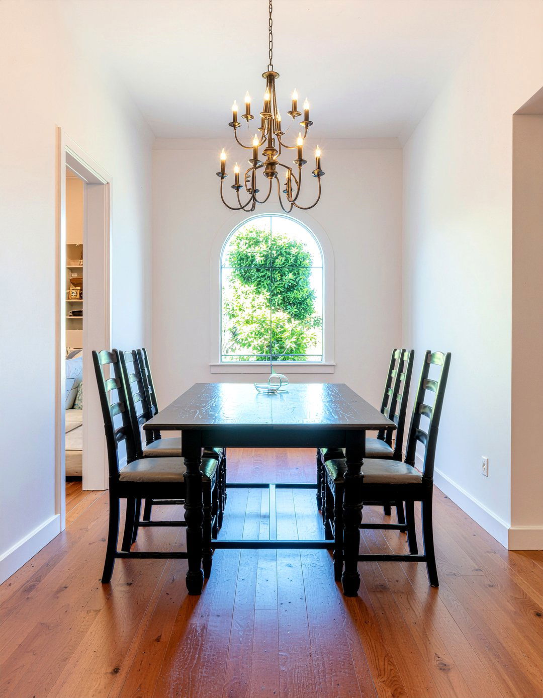 Wrought iron chandelier dining - 30 Argentine dining room ideas