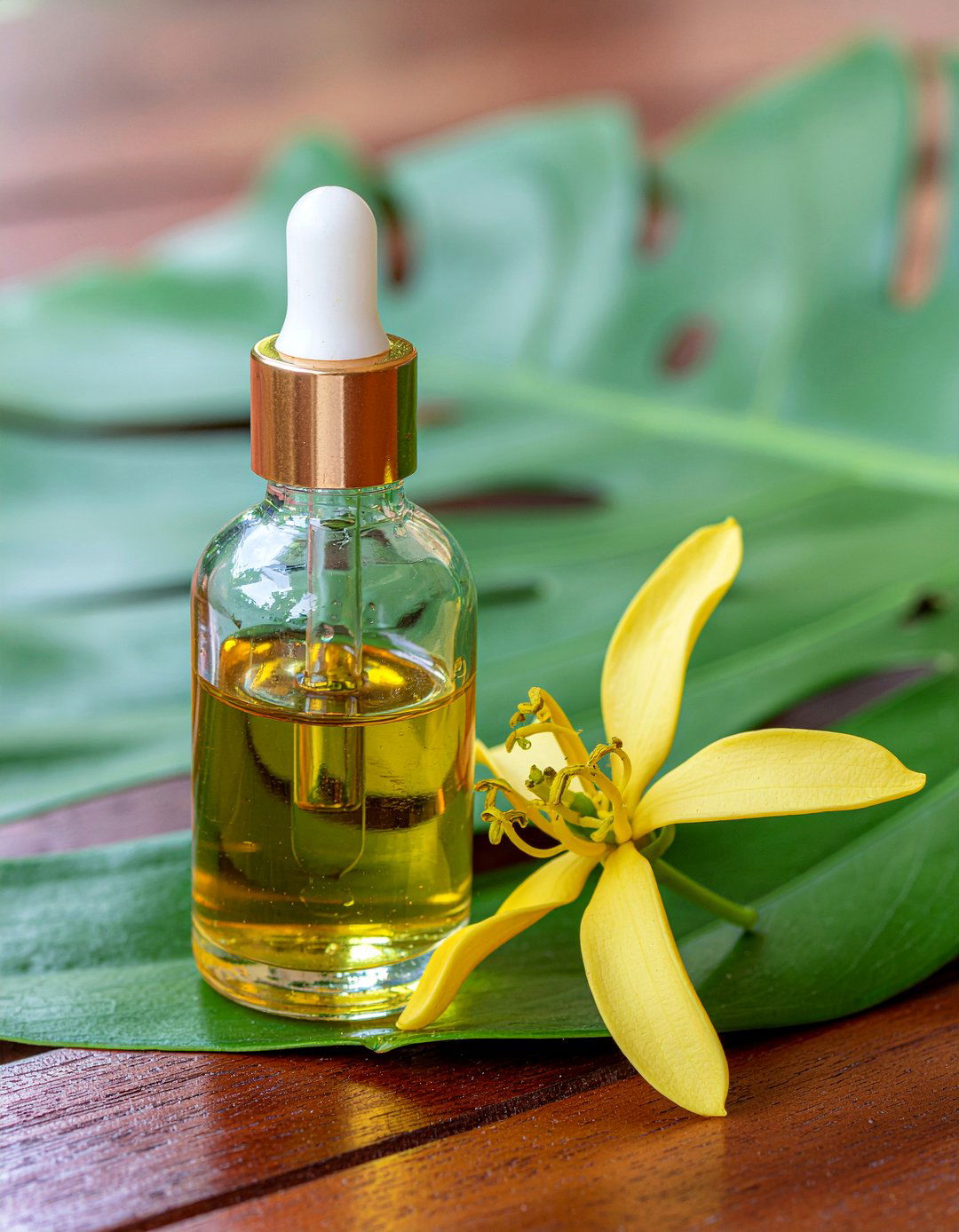 Ylang ylang oil - 30 bathroom scent ideas