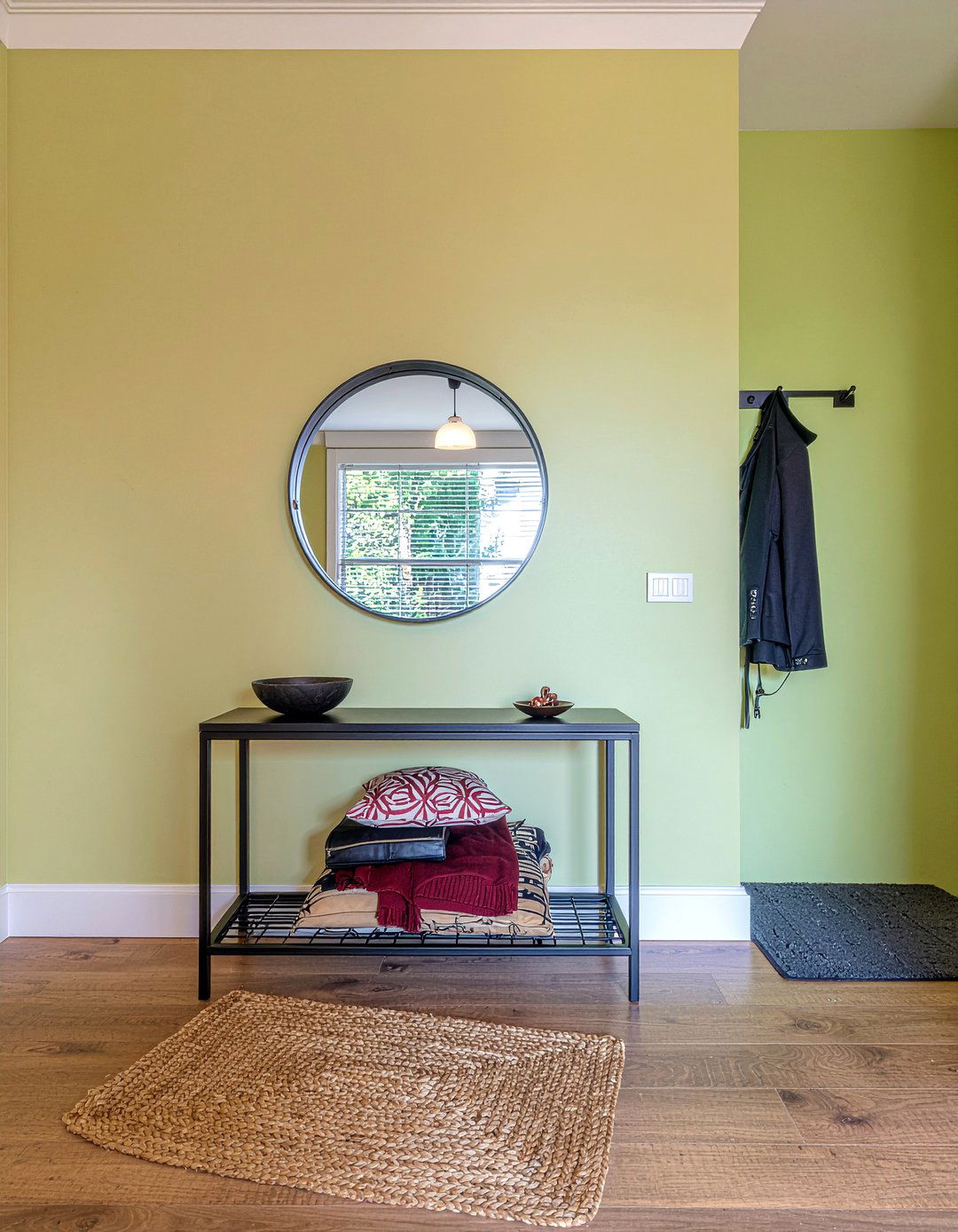 small apartment entryway area - 30 studio apartment living room ideas